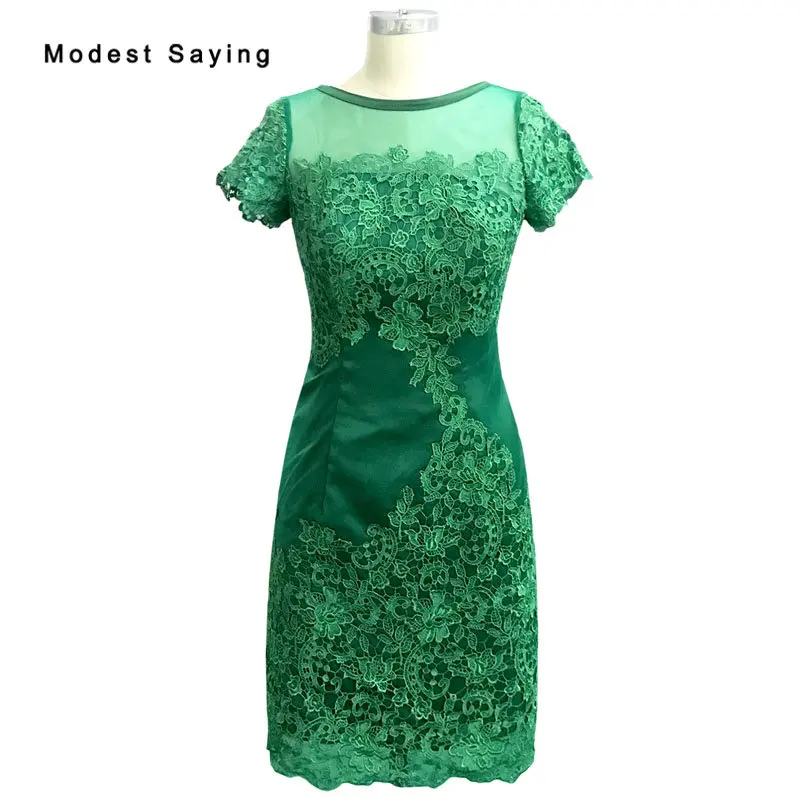 Элегантное темно зеленое кружевное платье футляр с коротким рукавом для матери