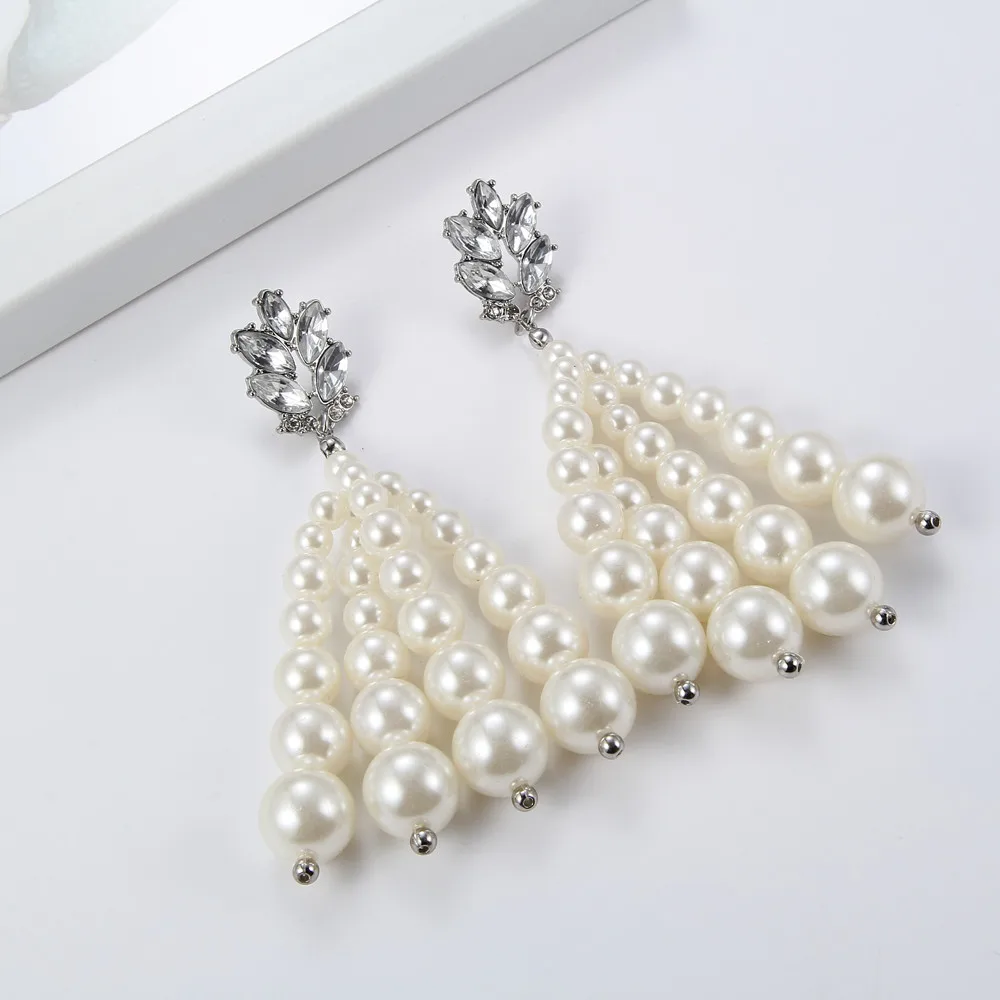 Эффектные длинные висячие серьги с кристаллами и жемчугом Украшенные бусинами