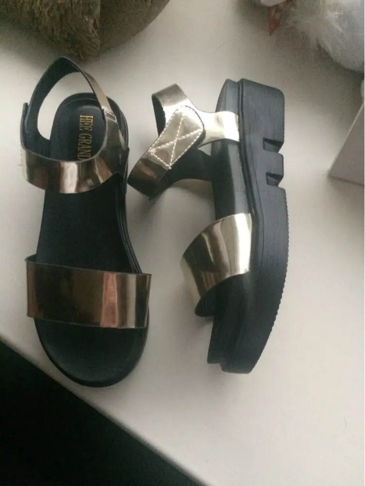 UMIQUE ДЕВУШКА 2017 Открытым Носком женские Сандалии Новый Летний Клин Каблуки Мода