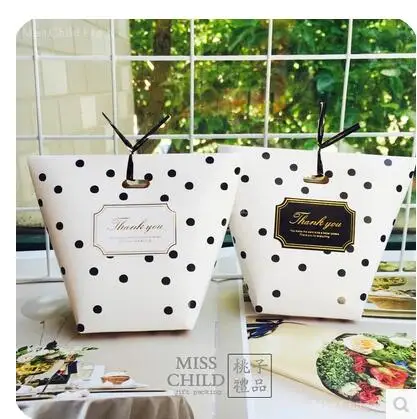 

2017 PASAYIONE New Wedding Candy Boxes With Dot Pattern Candy Box Party Wedding Carriage Favors Gifts Candy Boxes Storage Bag