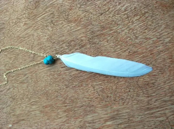 Ожерелье с подвеской в виде перьев и зеленых камней размеры до XL | Украшения