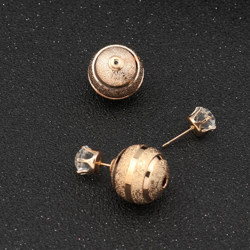 Женские серьги пусеты Btuamb двусторонние с большим шариком в простом стиле полоску