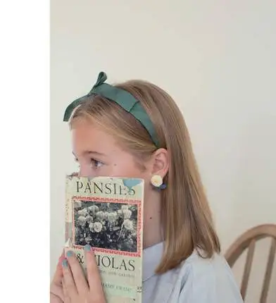 Книга с цветочными узорами растений вышивка подставка брошь и серьги учебная