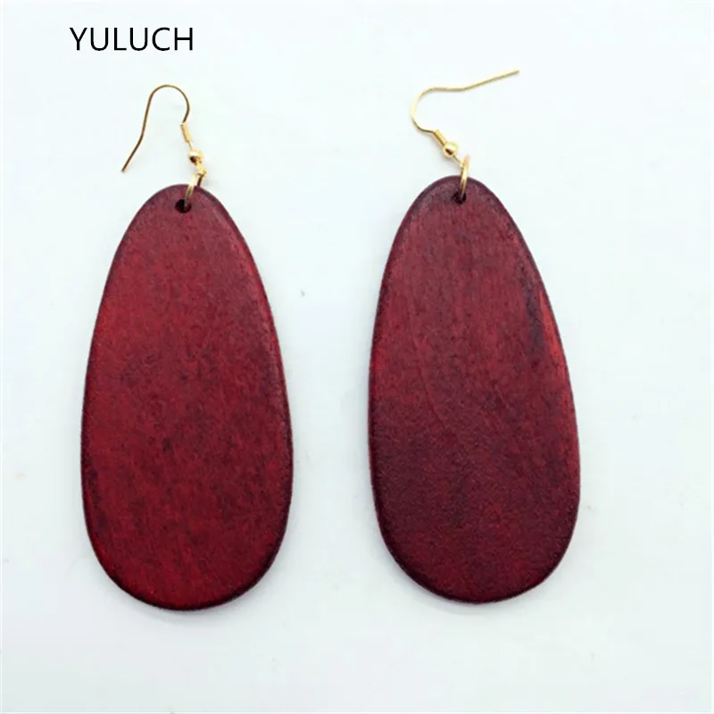 Пара коричневых серьги из натуральной древесины в африканском стиле ручной