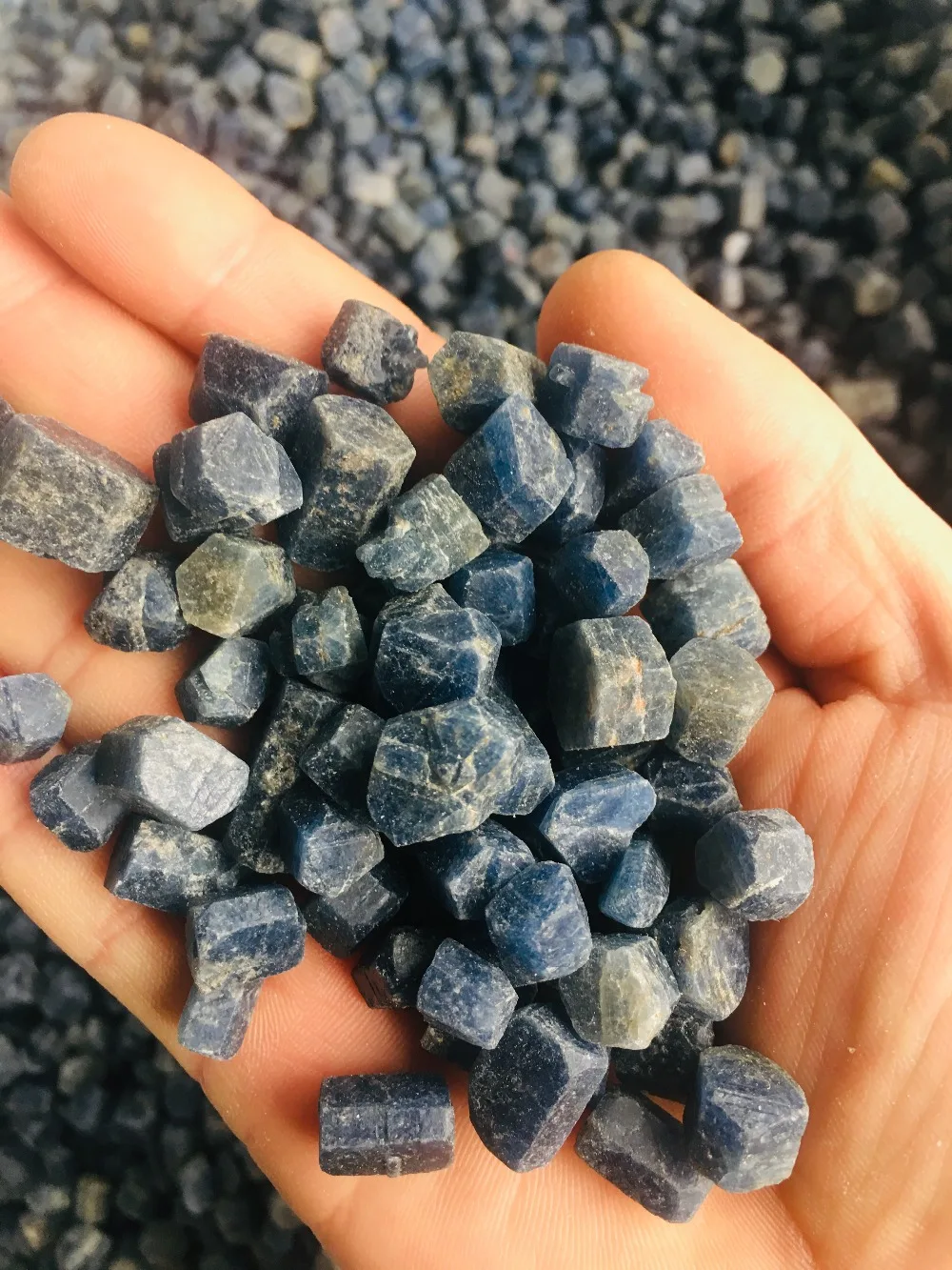 

100g natural blue corundum gem