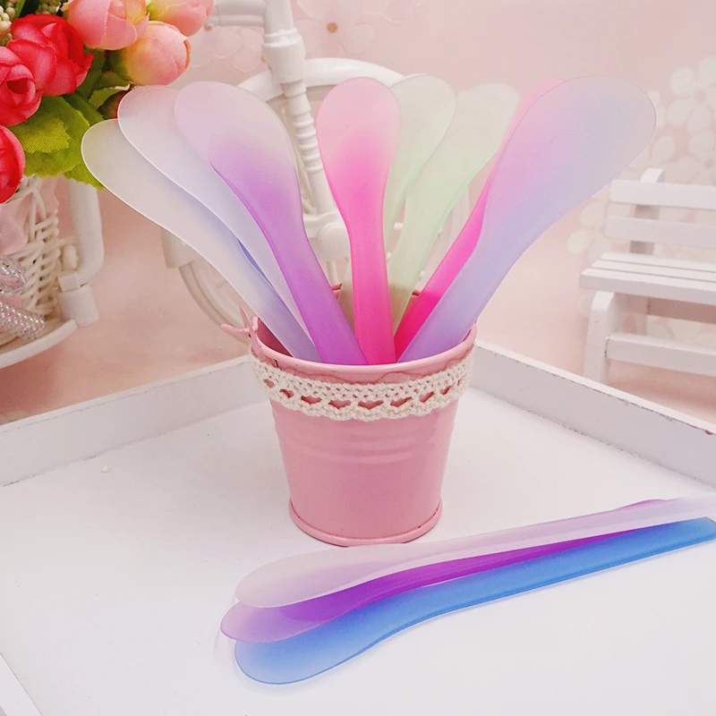 10pcs Random Color 10 шт./компл. Пластик маска для лица лопатки для смешивания ложка ручка щетки косметики DIY маска для лица Stick домашний инструмент для макияжа, разные цвета - Цвет: 10pcs Random Color