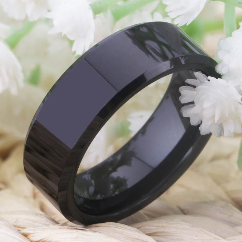 Мужское и женское классическое кольцо из вольфрама 8 мм с черной фаской