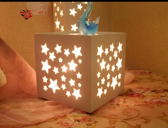 Вырезанные узоры или дизайны на дереве креативная энергосберегающая