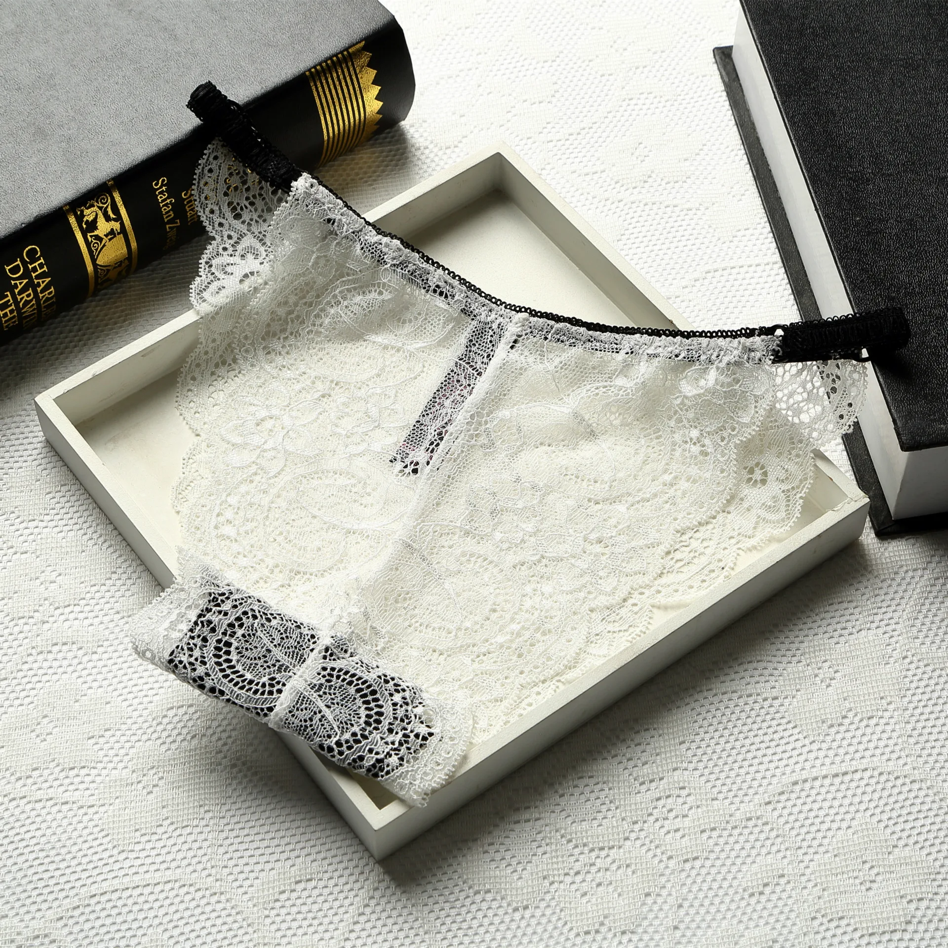 Соблазнительные женские трусики кружевное с низкой посадкой однотонное