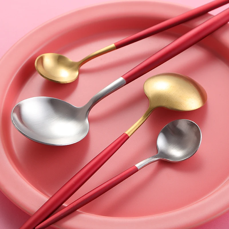 Элегантный набор посуды из красного золотого серебряного цветов столовые