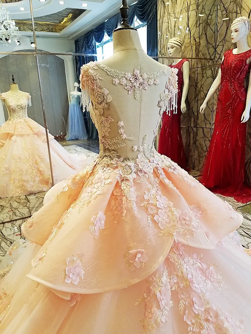 Женское свадебное платье со шлейфом розовое без рукавов с глубоким круглым