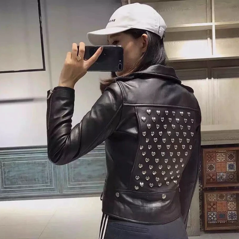 Женские куртки из натуральной кожи, новинка, модная женская куртка-бомбер, мотоциклетная куртка из овчины, высокое качество, украшение в виде сердечек и заклепок