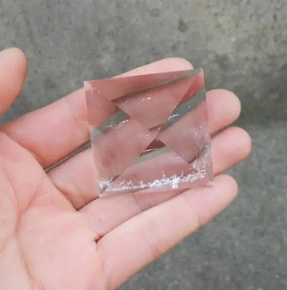 Пирамида из натурального белого кристалла устойчивая к излучению