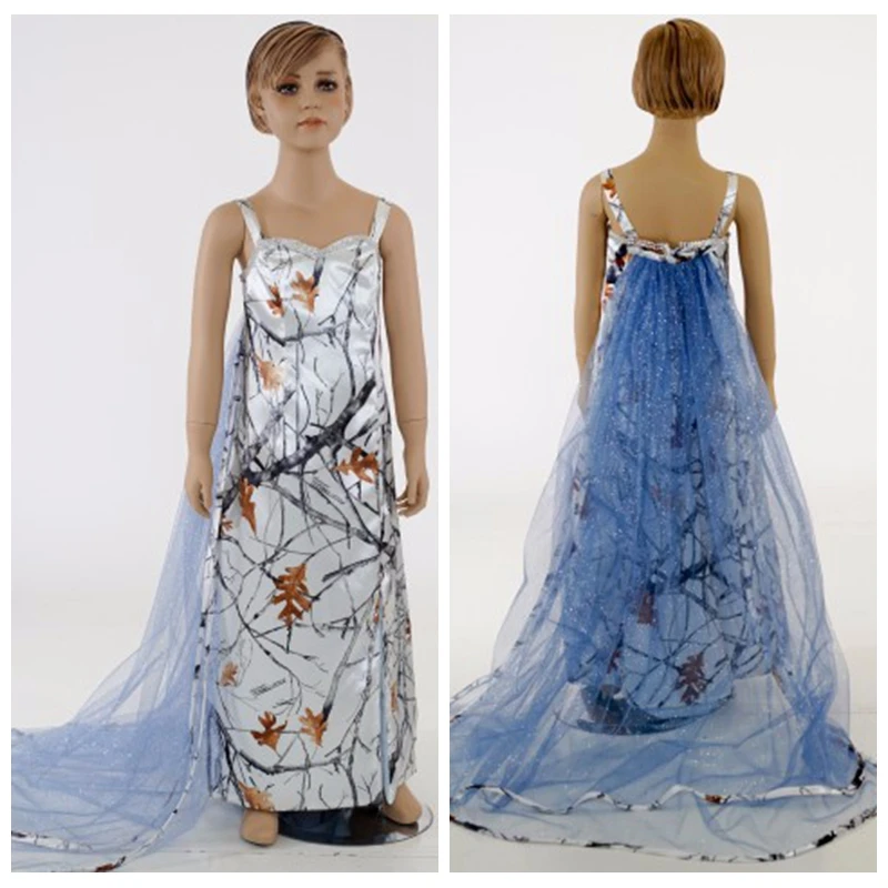 Красивое белое камуфляжное платье на тонких бретельках с цветочным принтом для