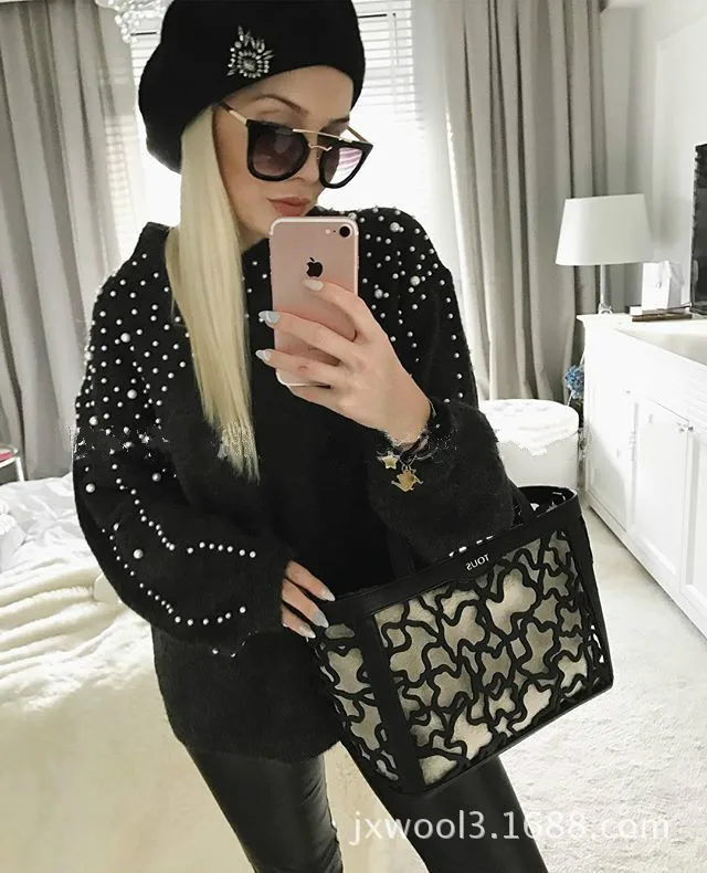 

2018 autumn and winter new round neck loose sweater women's short nails pearl decorative sweater