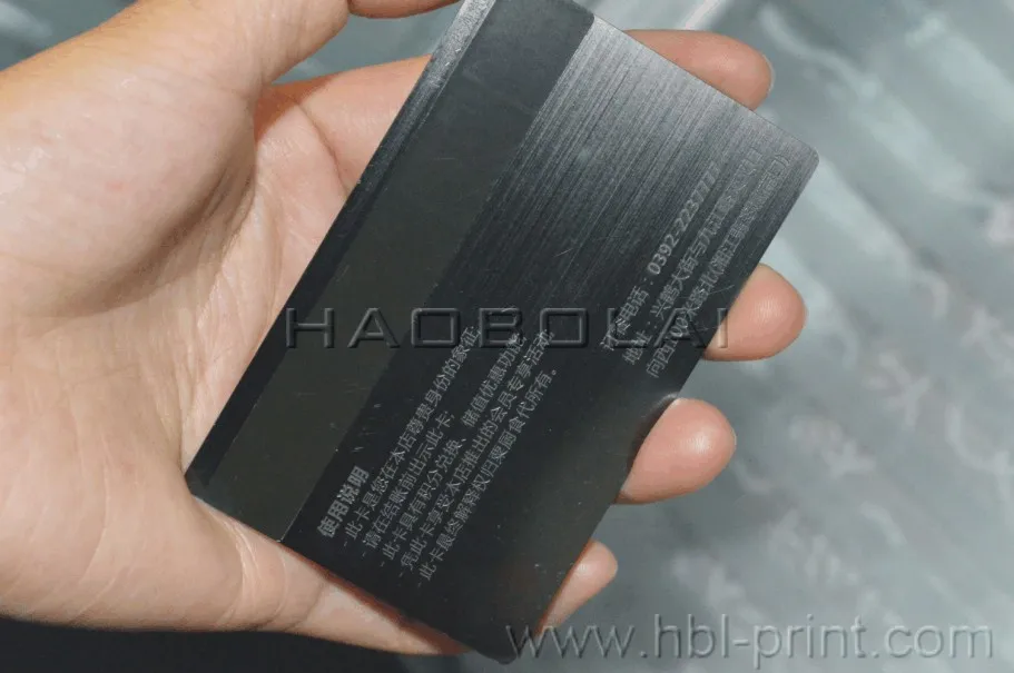 Черная матовая металлическая карта с гравировкой цифры и логотипа текстов loco