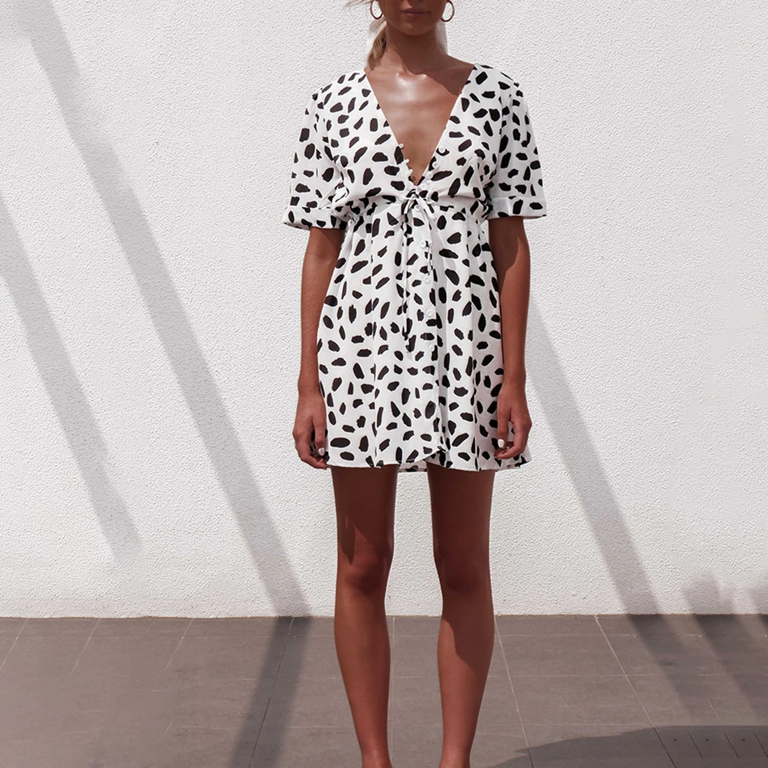 Женское платье с v образным вырезом белое черное на талии коротким рукавом модные