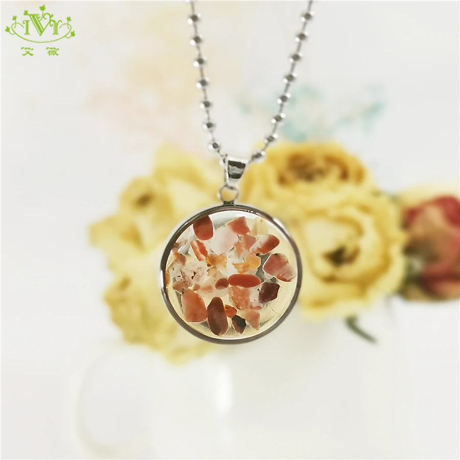 Ожерелье-чокер из натурального камня с красными кристаллами