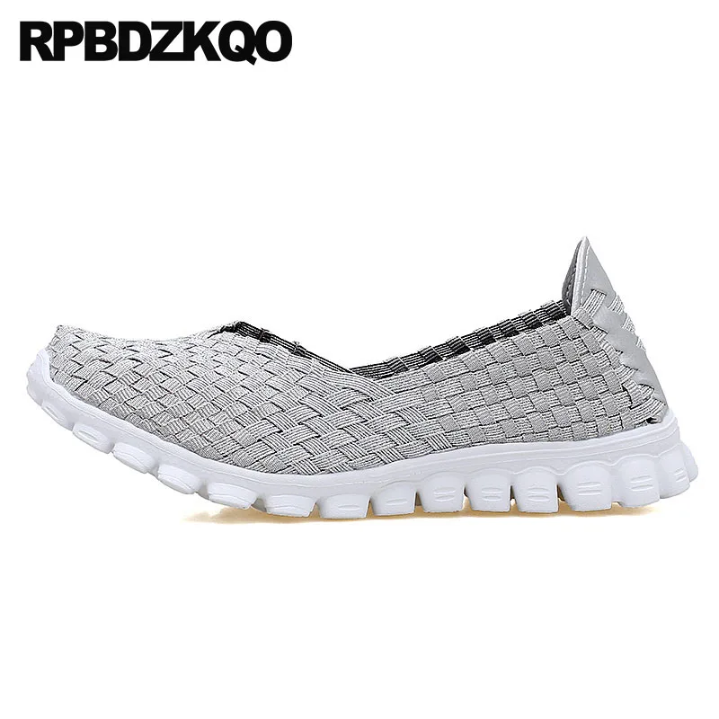 Женские легкие плетеные эластичные туфли серебристые китайские слипоны на