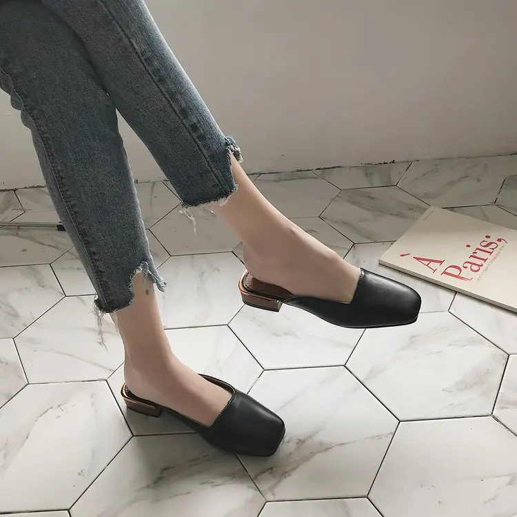 Женская обувь; шлепанцы без задника в горошек; zapatos mujer; коллекция года; сезон лето; модные шлепанцы с квадратным носком; тапочки с закрытым носком; лоферы; цвет черный, белый