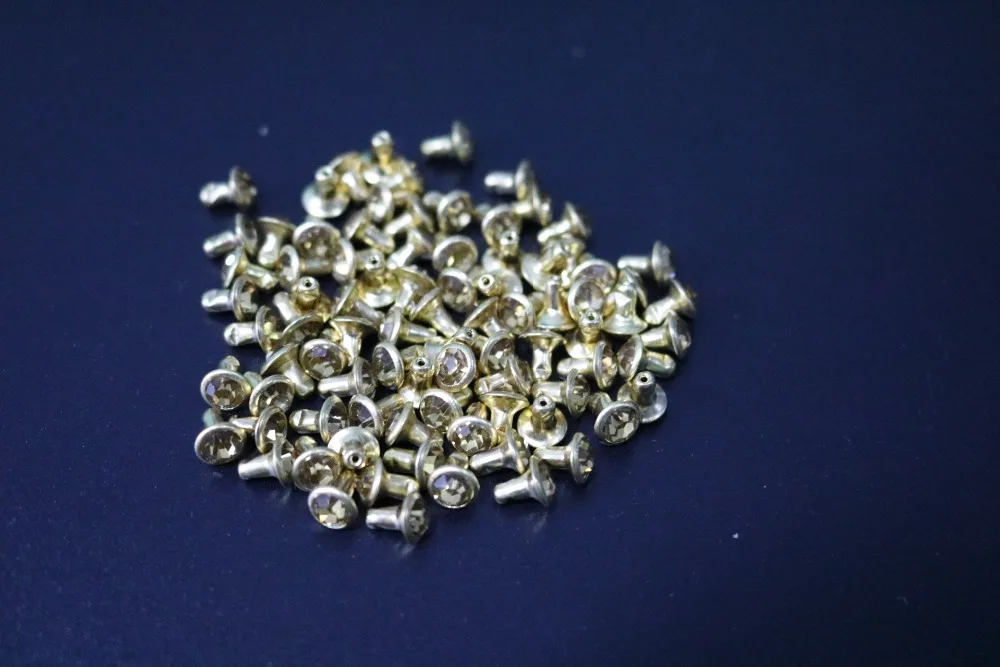 Металлические латунные шипы 6 мм 50 шт. цвета шампанского стеклянные стразы