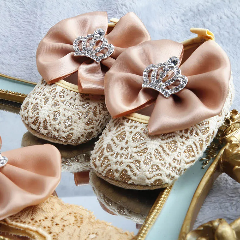 Детские туфли Dolldling для младенцев с золотой бантовой бриллиантовой короной, мягкой хлопковой подошвой, эластичной лентой и закрытой головной убор для девочек.