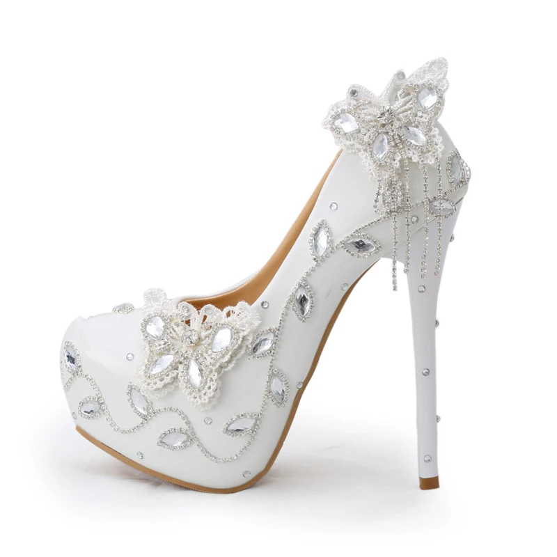 Переливающиеся свадебные туфли с бабочками к свадебному платью прозрачными