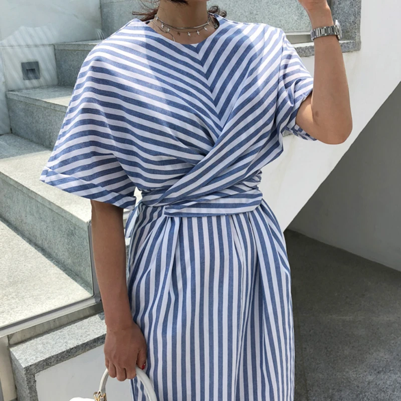 Женское свободное платье в синюю полоску с бантом повседневное длинное разрезом