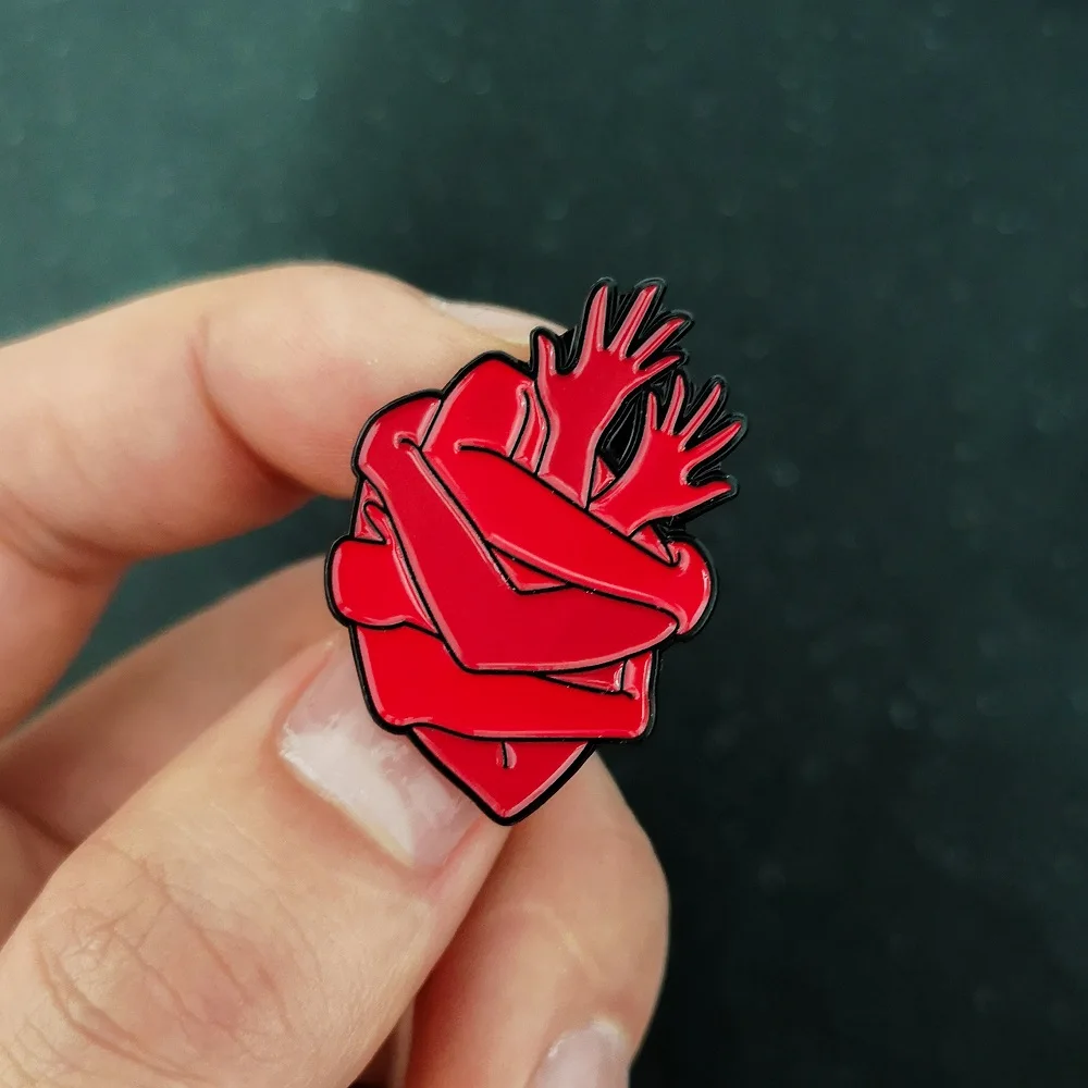 Эмалированные булавки в виде красных рук эмалированные броши черного сердца для