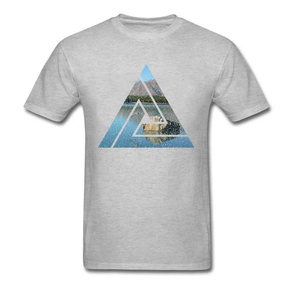 Новое поступление геометрические треугольные принты на черной футболке мужские