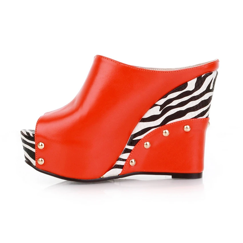 Женские босоножки на танкетке оранжевые черные белые сандалии с заклепками