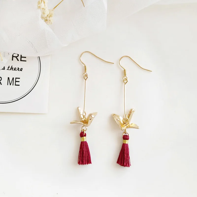 red tassel hook Два одежда 5 стилей длинные металлические птица жемчуг кулон серьги красный хлопок кисточкой Бумага кран клип серьги без пирсинга для Для женщин - Окраска металла: red tassel hook