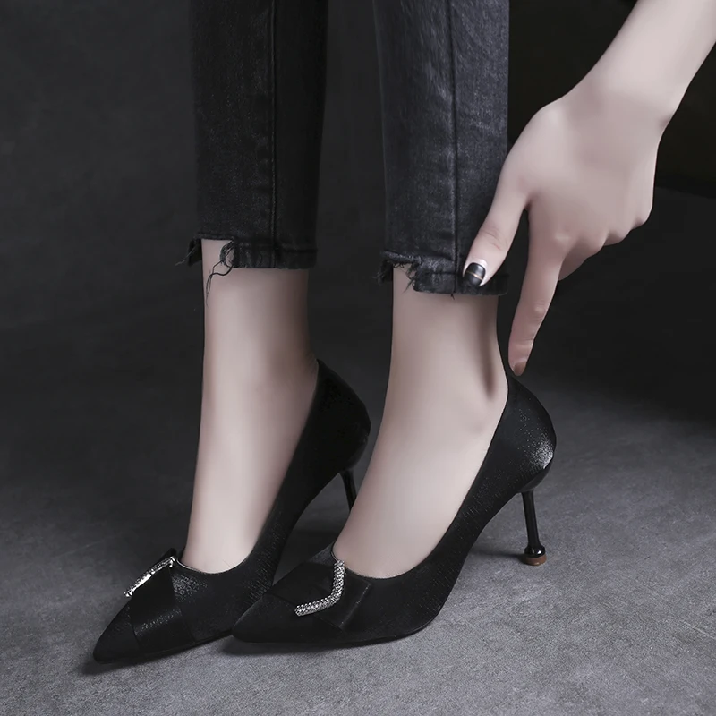 Женская обувь с леопардовым принтом Новинка весны 2019 закрытым носком и стразами