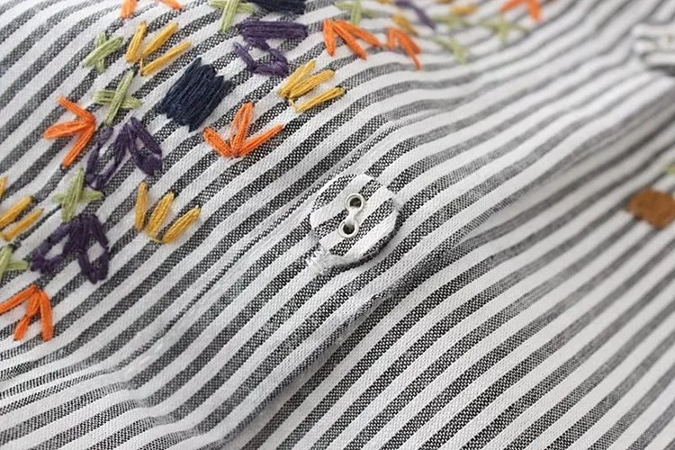 

Female type enlarging code embroidered long sleeve shirt