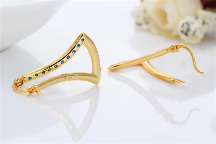 Серьги кольца женские с треугольным кластером и темно синим фианитом|earring body