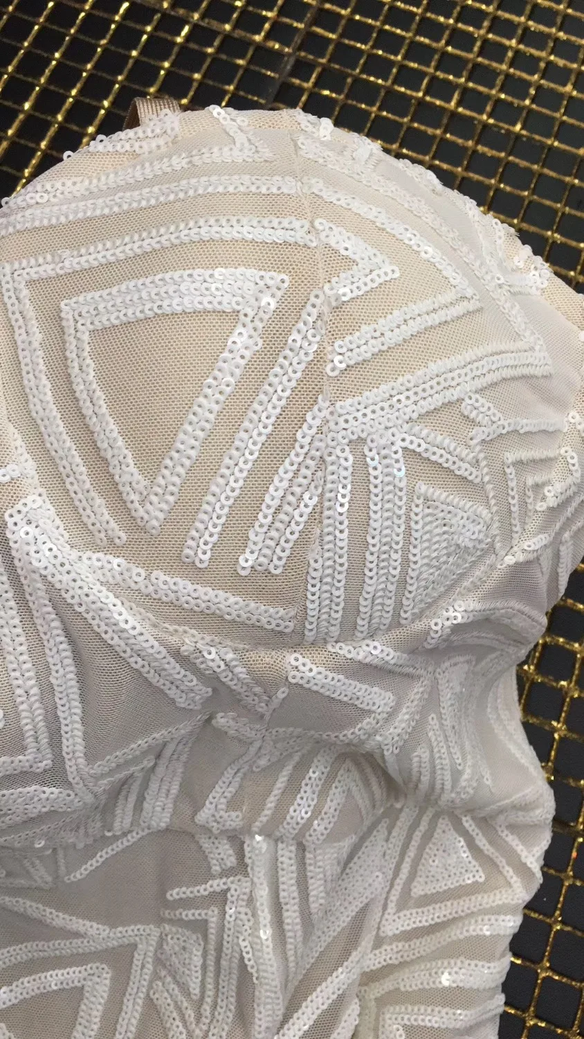 Женское платье без бретелек расшитое блестками с открытой спинкой а-силуэта из