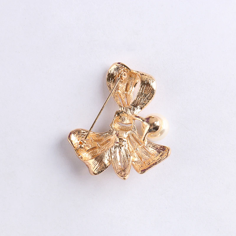 Женская Брошь золотого цвета со стразами и жемчужным бантом брошь с кристаллами