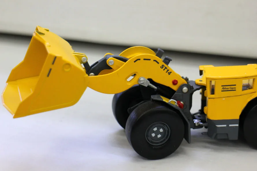 Автомодель Alloy 1:50 Atlas Copco Scooptram ST14 для загрузки туннелей - игрушка-миниатюра, выполненная из литьевого сплава, для коллекционирования и декорирования.