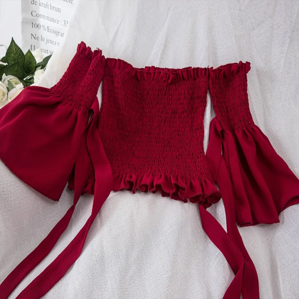 Женская блузка с оборками бордовая короткая коротким рукавом и вырезом лодочкой