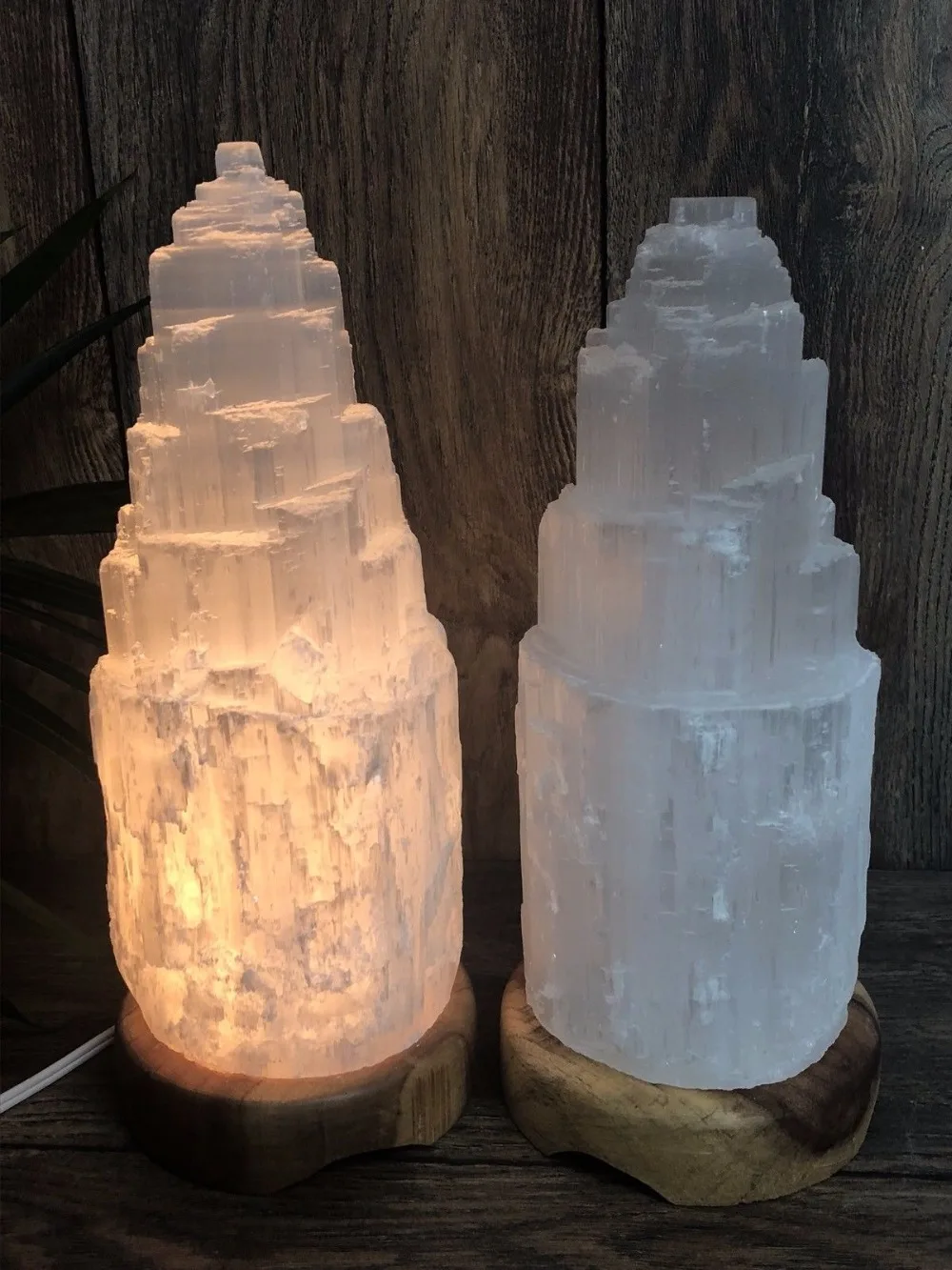 Натуральная лампа селенита 20 см башня хрустальная горная с драгоценным камнем