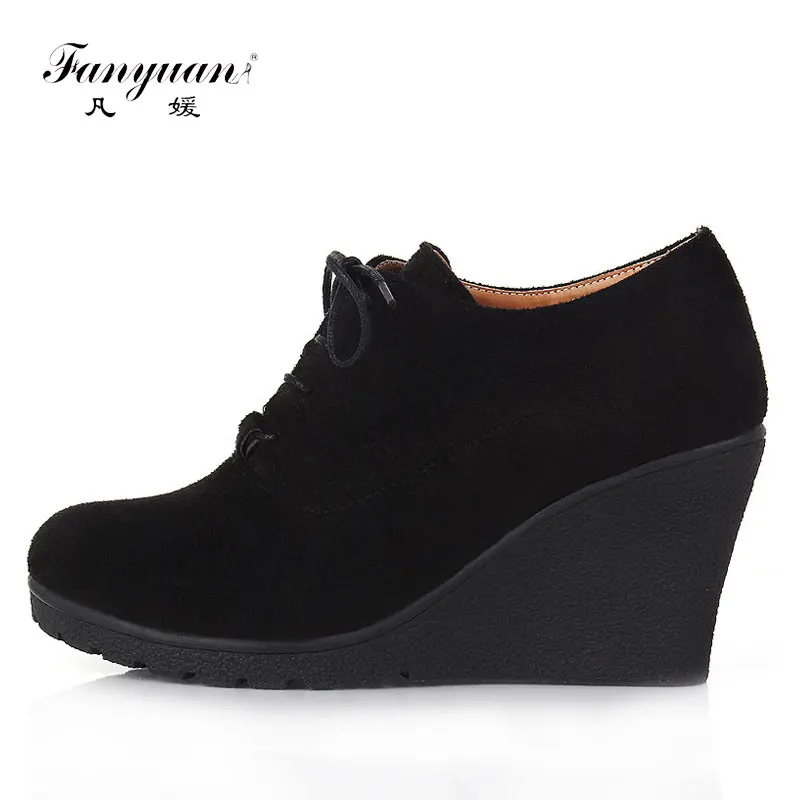 Новые женские ботинки на танкетке модные флоковые ботильоны высоком каблуке и