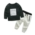 Детская черная блузка и серые повседневные штаны