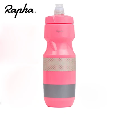 Спортивная велосипедная бутылка для воды RAPHA ciclismo 710 мл allaperto Изолированная |