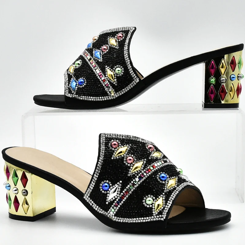 Новинка Комплект из итальянских женских туфель и сумочки черного цвета в