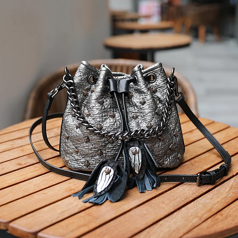 Женская сумка с заклепками женская кисточками из натуральной коровьей кожи на