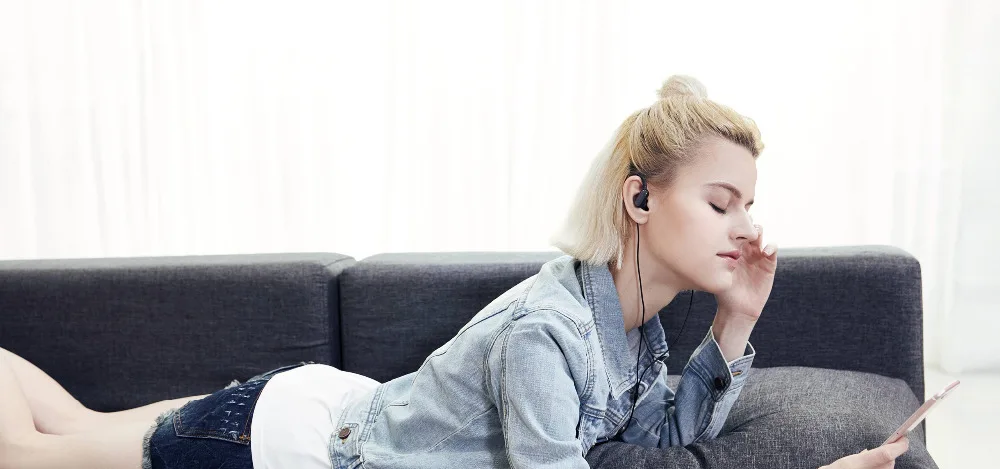 Xiaomi Мини Спортивные Bluetooth наушники гарнитура беспроводные наушники мини Музыка/Спорт вкладыши микрофон IPX4 водонепроницаемый ящик для хранения