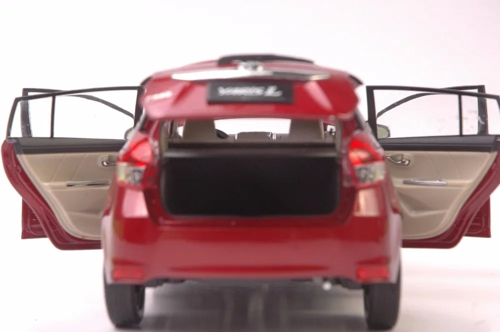 1:18 литая под давлением модель для Toyota Yaris L красная Игрушечная машина из сплава миниатюрные коллекционные подарки