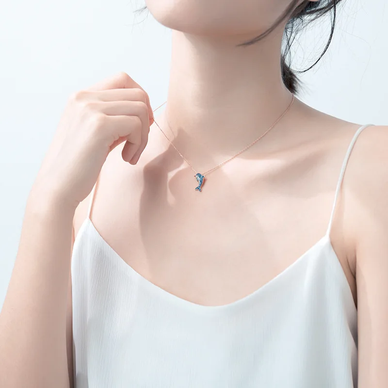 Серебряно синяя индивидуальная градиентная подвеска с изображением дельфина