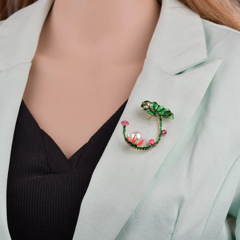 Брошь эмалированная с искусственным жемчугом в форме цветка лотоса|Броши| |