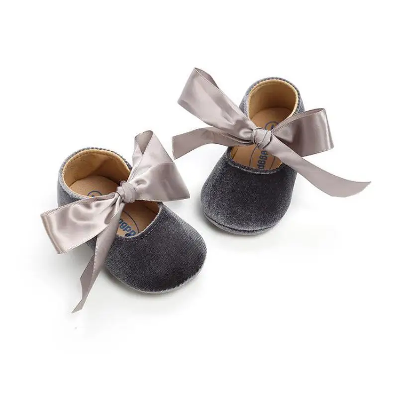 Демисезонная обувь на шнуровке для новорожденных девочек нескользящая розового